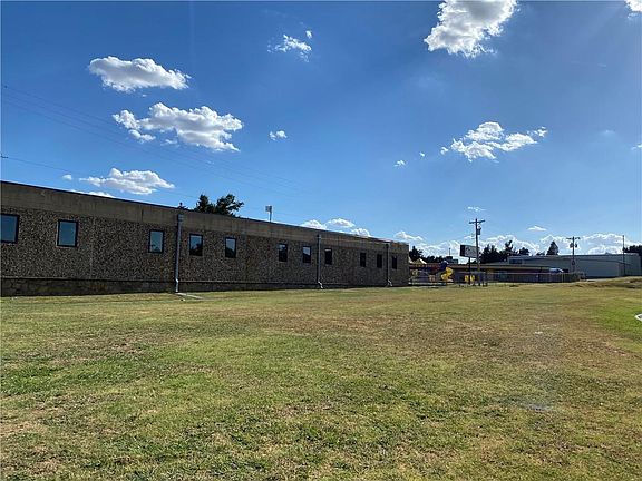 2nd image of 604 W Vandament Ave