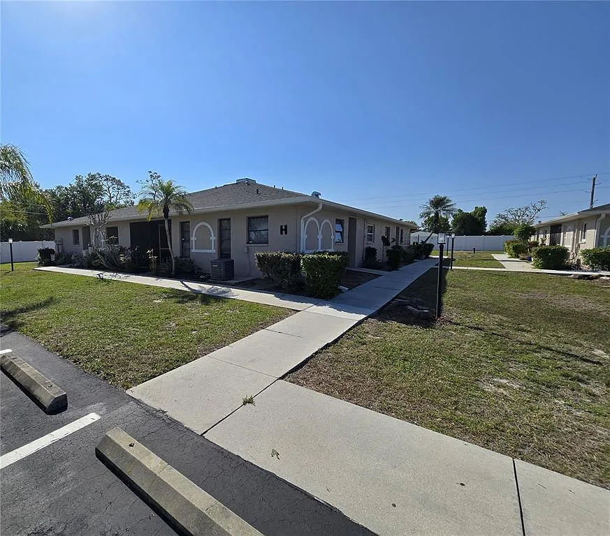 2 bed, 2.0 bath, 937 sqft, $1,350 — Photo 2