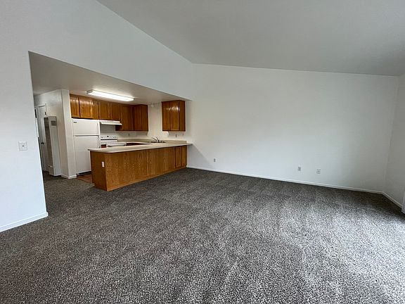 3rd image of 2428 Edgewater Dr APT 28