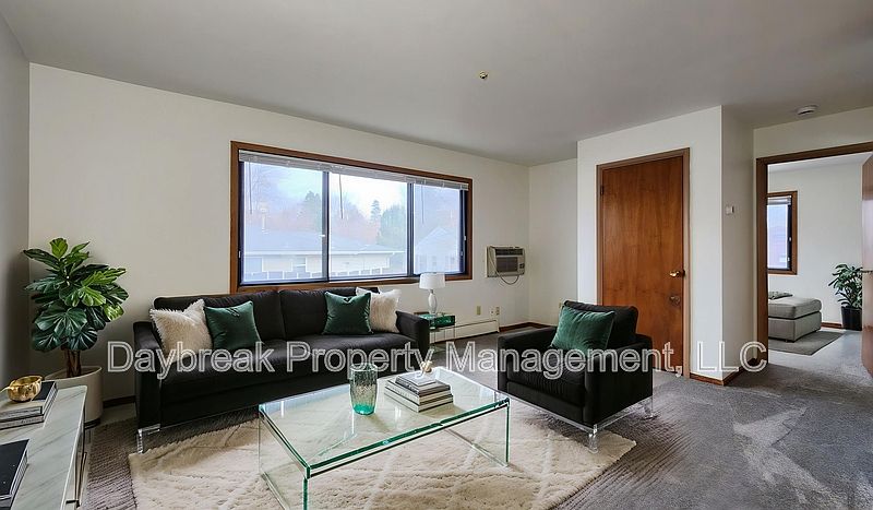 1st image of 915 7th Ave N #11