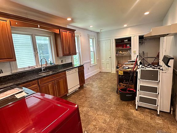 3rd image of 602 Putnam Ave #1