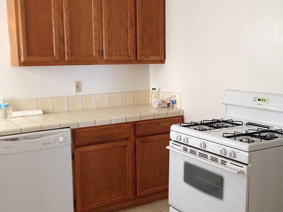 Kitchen/appliances/tile floor