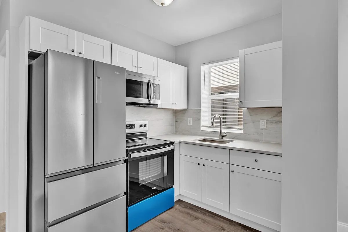 Building Photo - 1142 SW 4th St #2