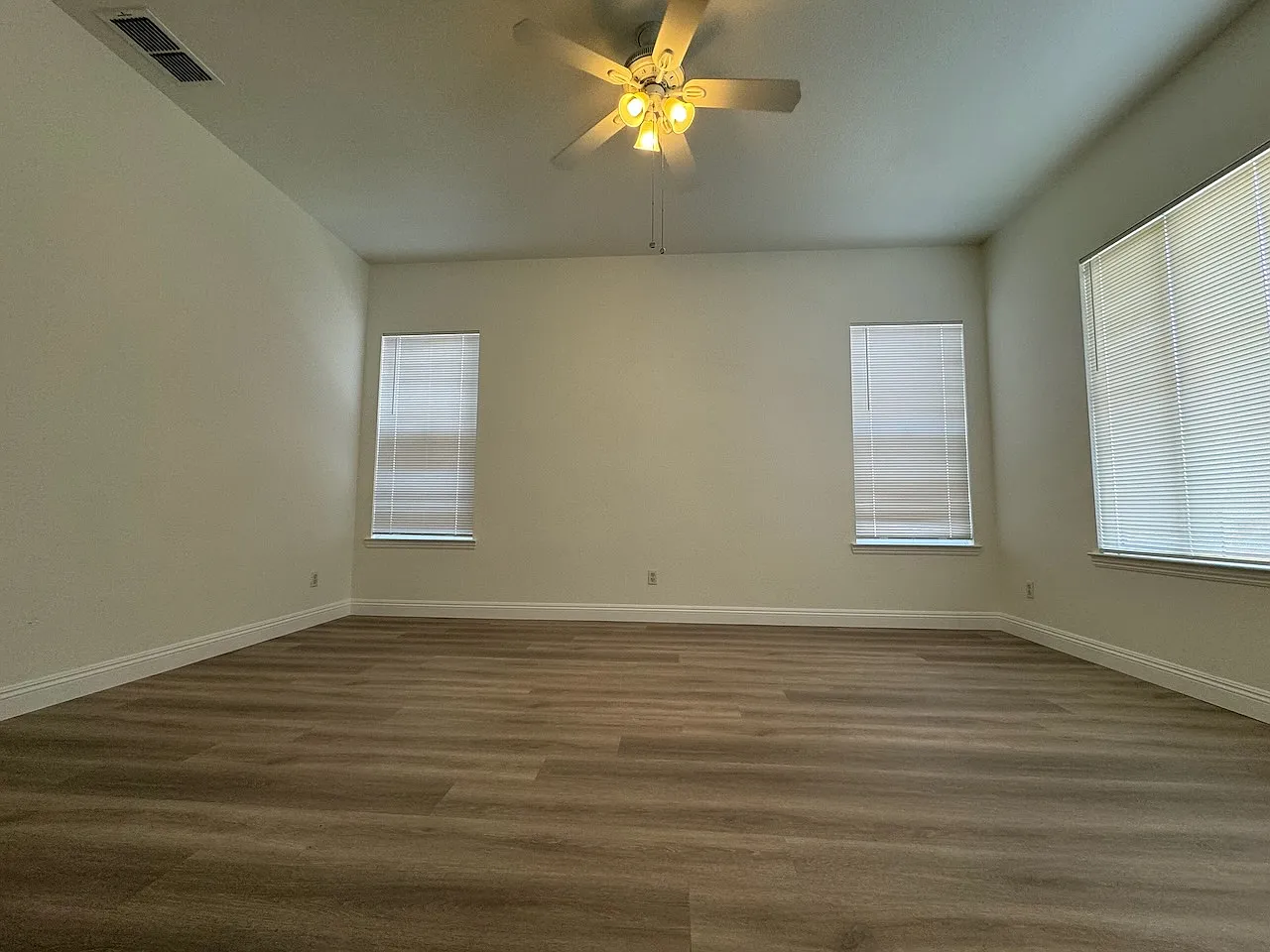 5 bed, 4.5 bath, 3179 sqft, $3,100 — Photo 3