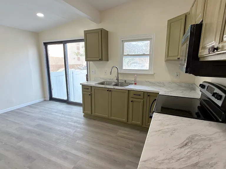 547 N Silk St — Photo 7