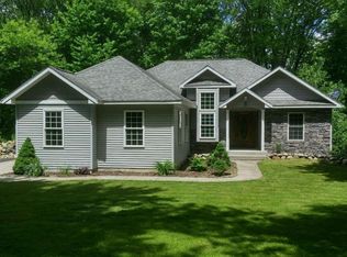 76 Country View Dr, Lowell, MI 49331