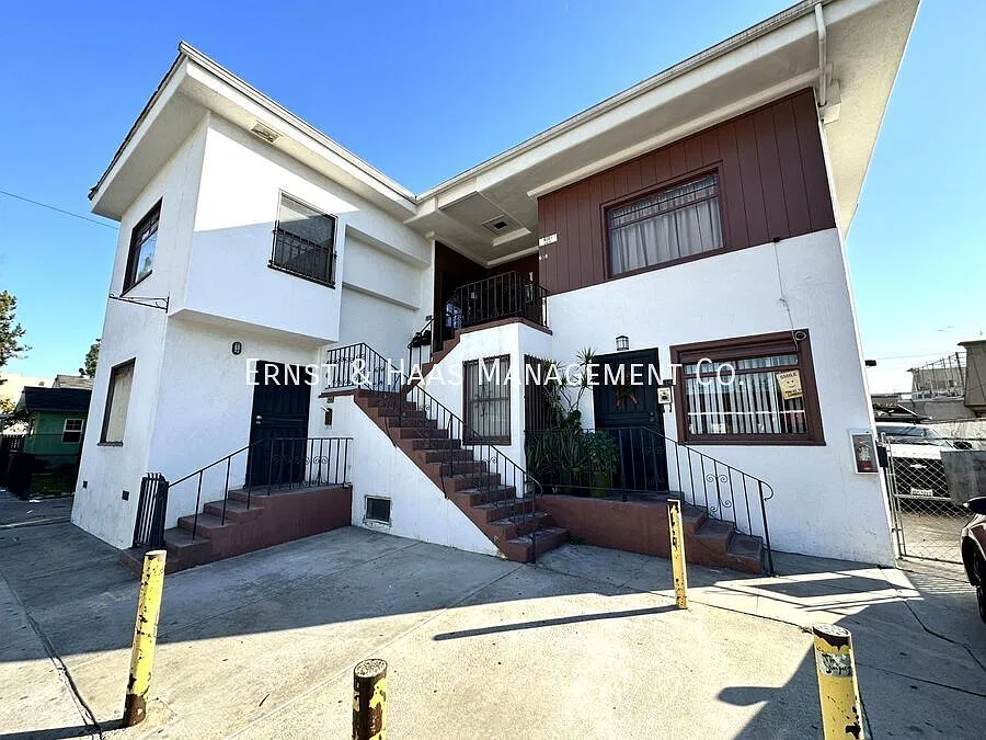 Renovated Apartment with a 1-Car Garage Included! — Photo 1