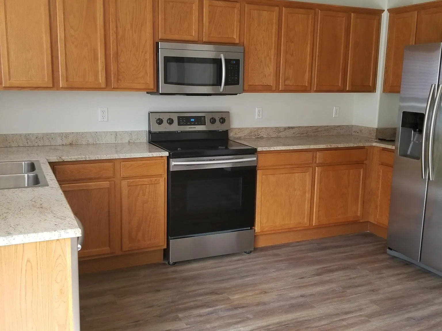 5 bed, 2545 sqft, $3,295 — Photo 3