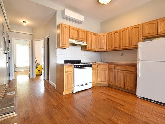 2nd image of 954 Atlantic Ave #2R