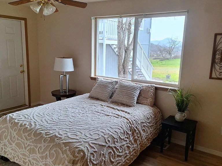 685 E Rolling Hills Dr — Photo 8