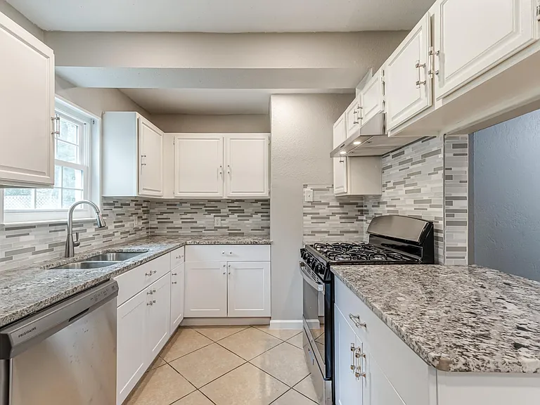 555 Patricia Dr — Photo 11
