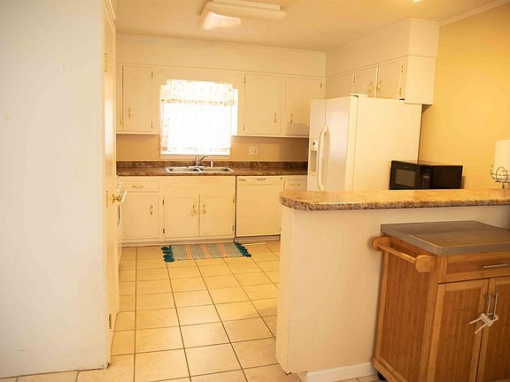 3rd image of 332 Greenwood Hwy