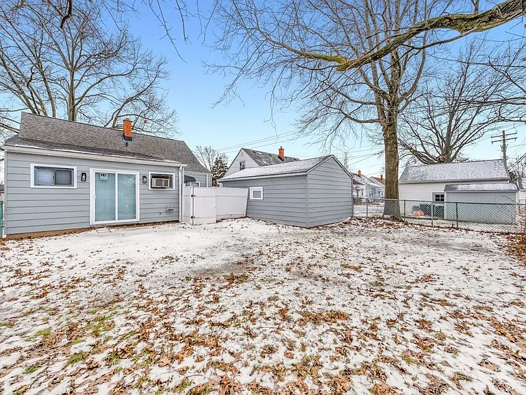 27151 Farringdon Ave — Photo 22