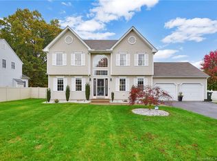 39 Acorn Dr, Windsor Locks, CT 06096