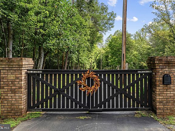 2nd image of 9914 Crest Ct