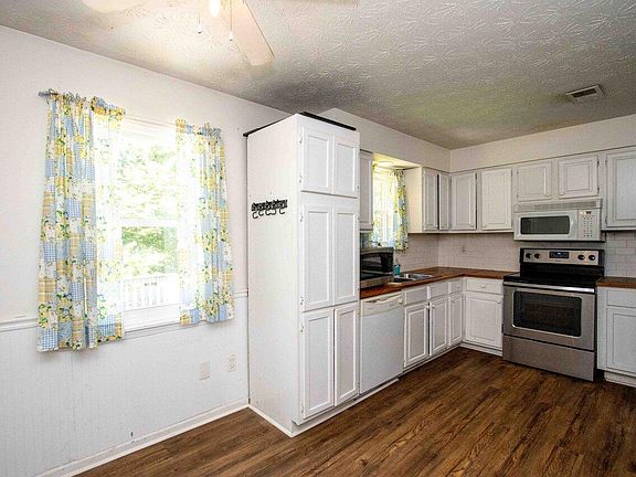 5th image of 228 Laurel Ln