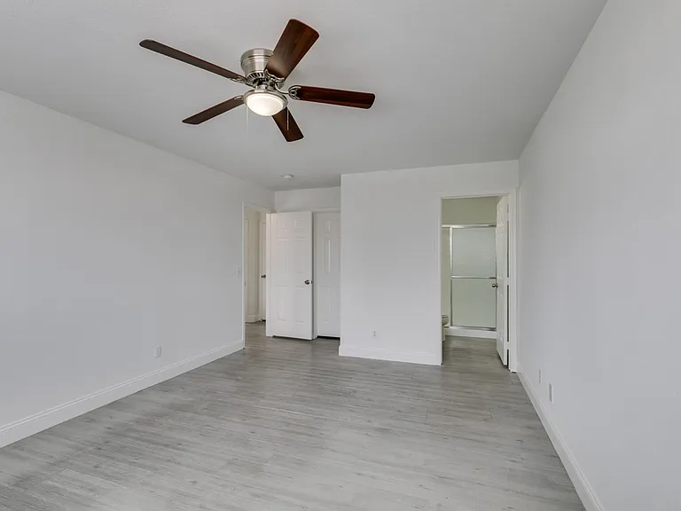 8449 Blue Island Ave — Photo 27