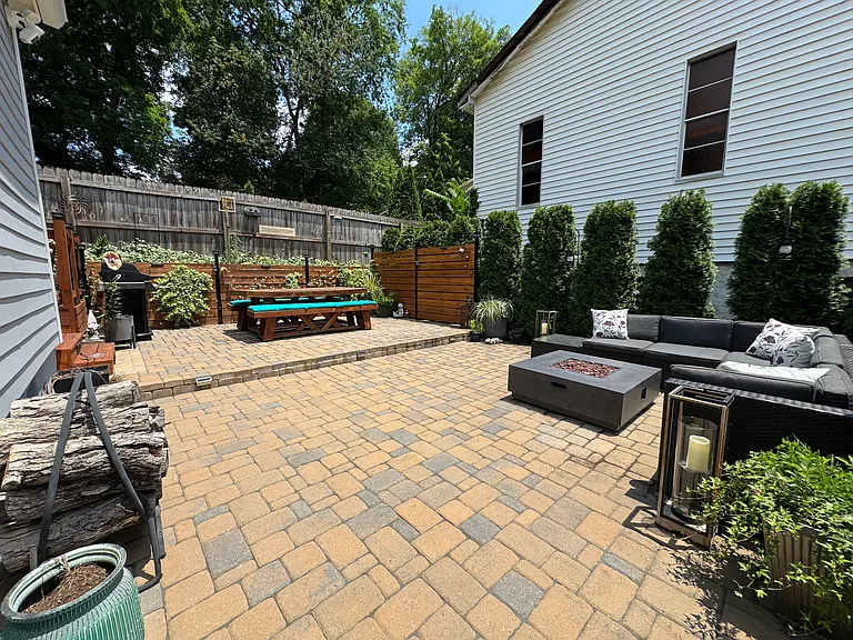 140 Short St SE — Photo 40