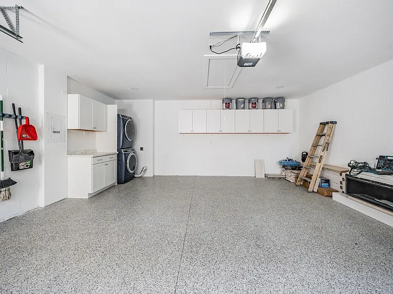 Garage with XL Washer/Dryer