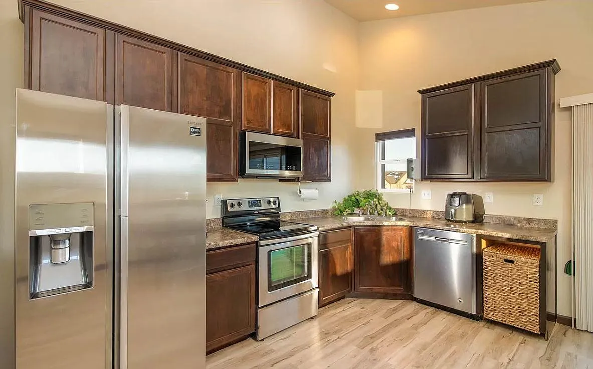 998 Delphinus Pl — Photo 2