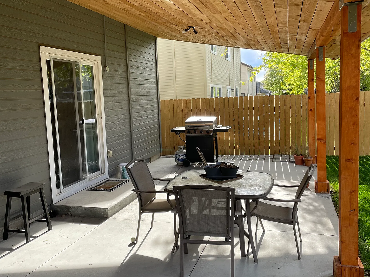 4 bed, 2.5 bath, 2041 sqft, $2,650 — Photo 1