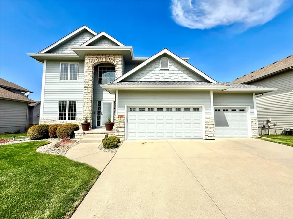 8425 Parkside Cir, West Des Moines, IA 50266