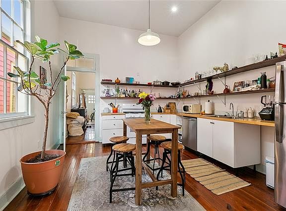 4th image of 2427 1st St