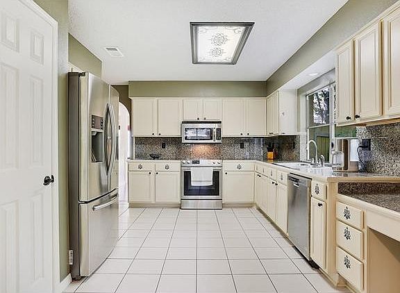 5th image of 130 Larchwood Dr
