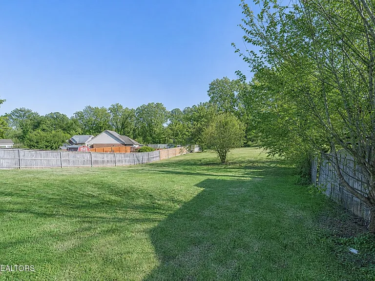 2222 Woodrow Dr — Photo 2