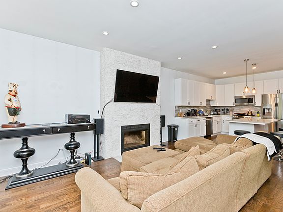 3rd image of 857 W Wrightwood Ave #1