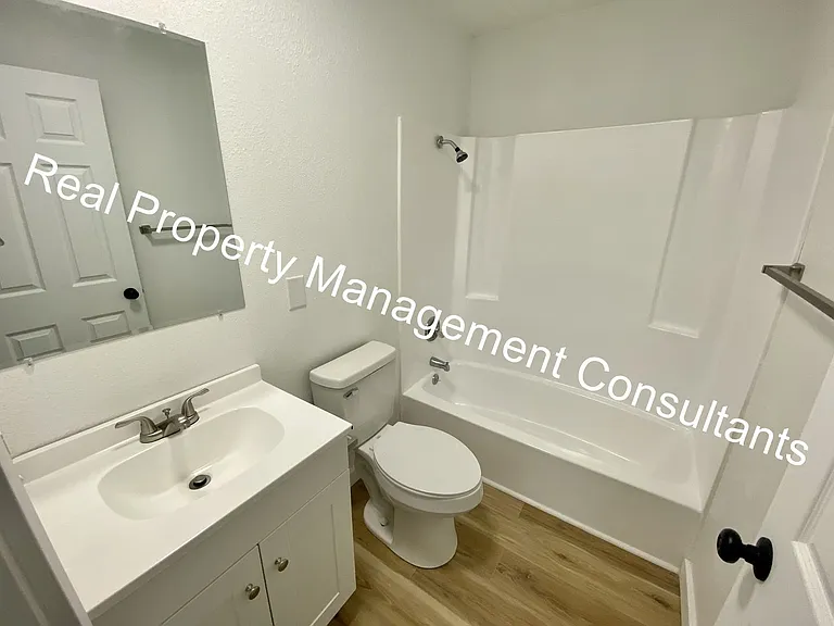 2201 Twin Oaks Dr — Photo 8