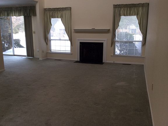 Spacious Liv Rm with gas FP