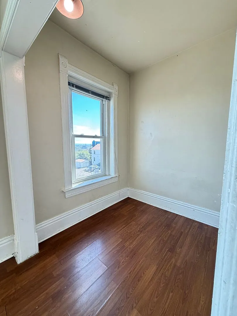Large 2 Bedroom Open September! — Photo 4