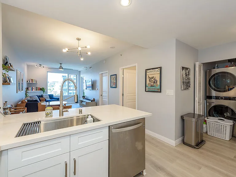 300 W Beech St — Photo 3