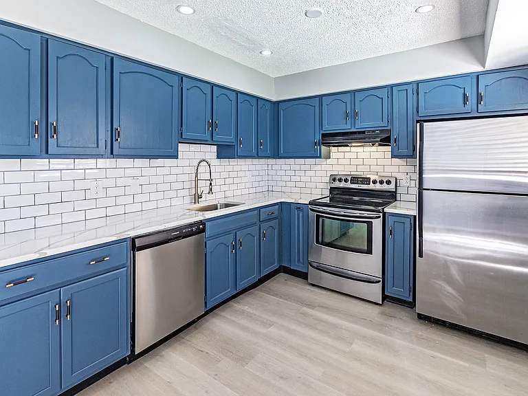 29 Chiswick Dr — Photo 2