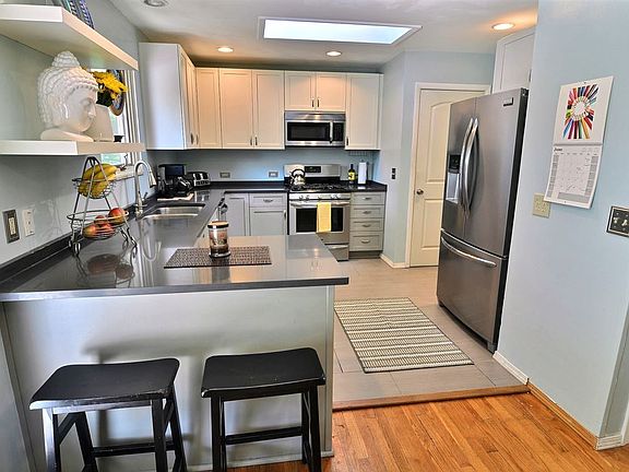 5th image of 701 Avondale St