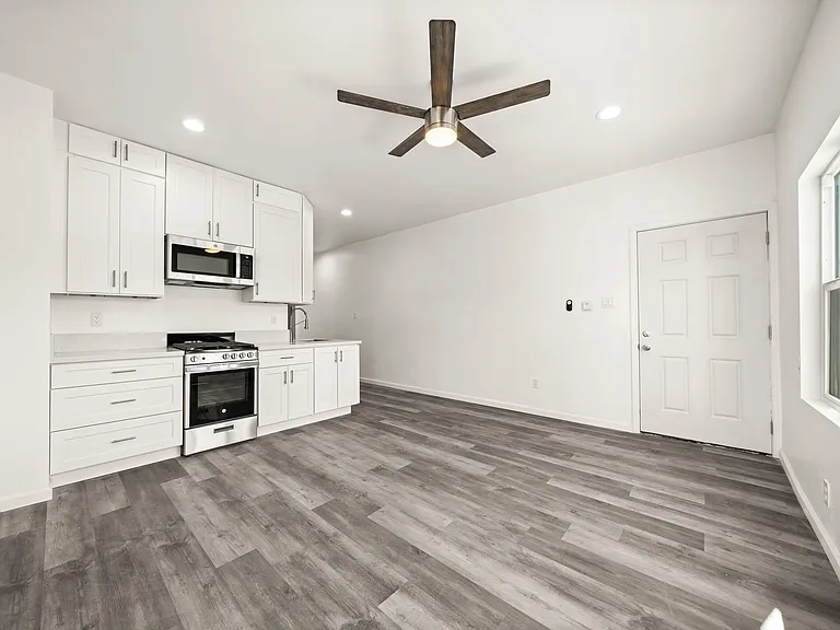 1609 E 14th St #1 — Photo 5