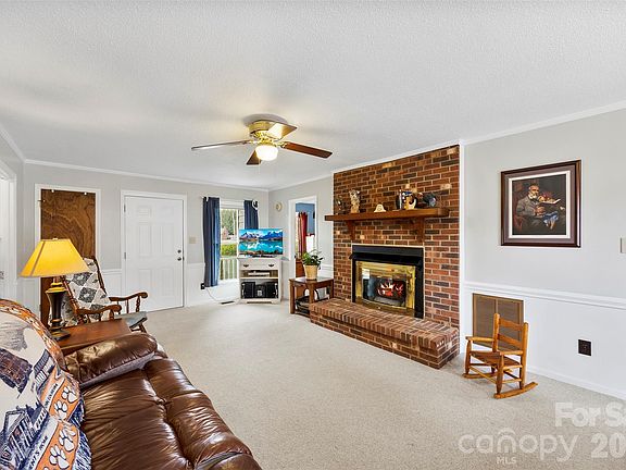 4th image of 2600 Castlewood Dr