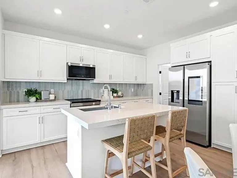 319 Honeysuckle Way — Photo 2