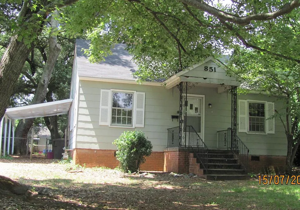 851 Macarthur St