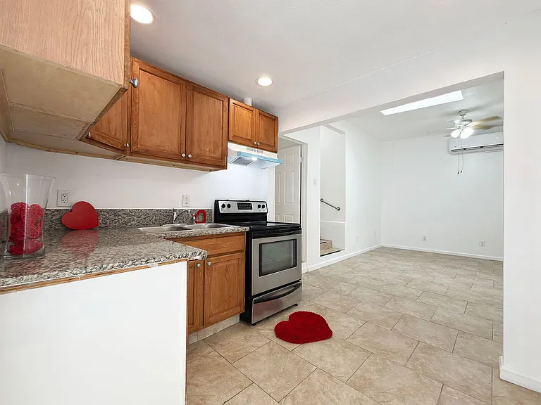 2657 E Monroe St — Photo 6