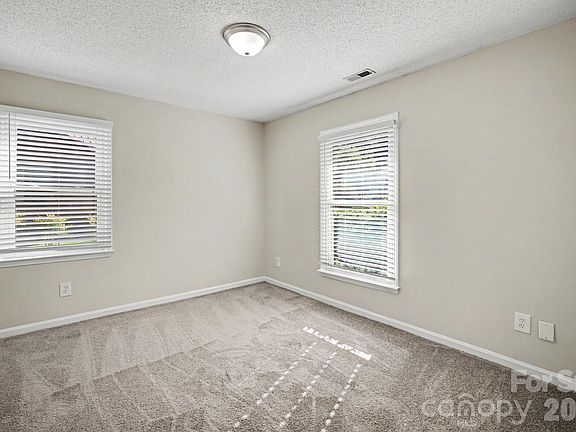 3rd image of 1530 Teddington Dr