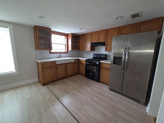 3rd image of 1104 Beacon St