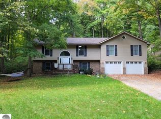 19096 Birch View Trl, Lake Ann, MI 49650