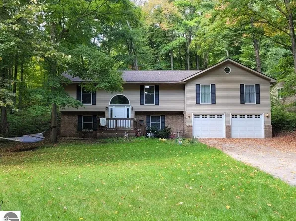 19096 Birch View Trl, Lake Ann, MI 49650
