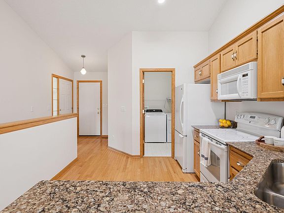4th image of 1805 Lakeridge Way