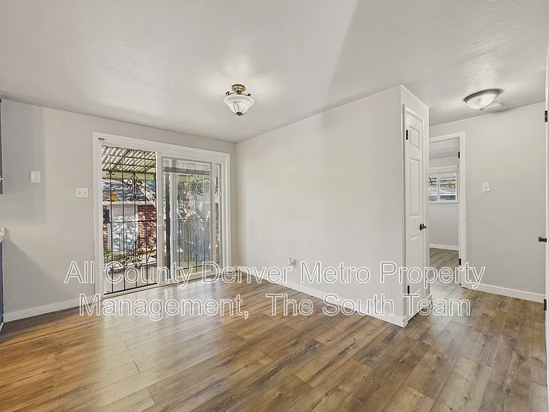 3 bed, 2.0 bath, 1944 sqft, $3,185 — Photo 4