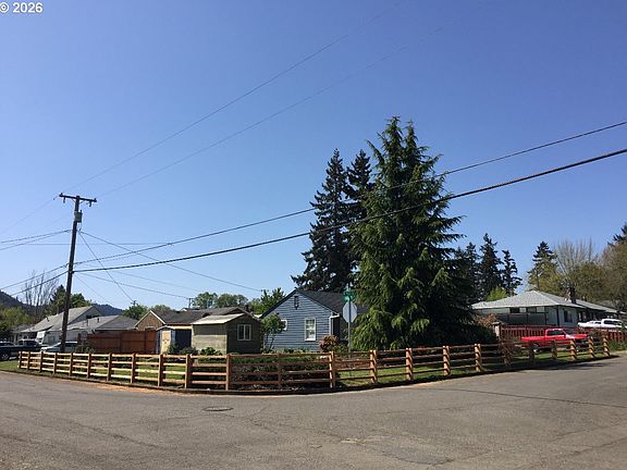 3rd image of 10 SW Peach Ln