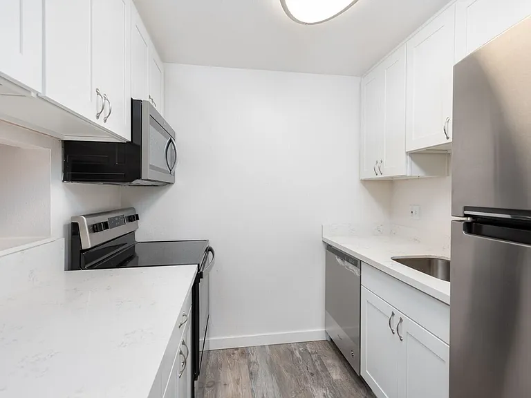 Hillcourt Apartments — Photo 26