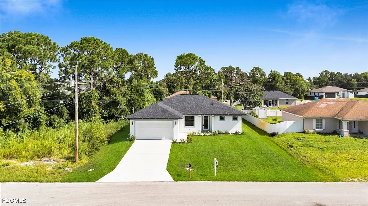 3 bed, 2.0 bath, 1637 sqft, $2,400 — Photo 1